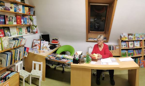 Bücherregale in der Bücherei