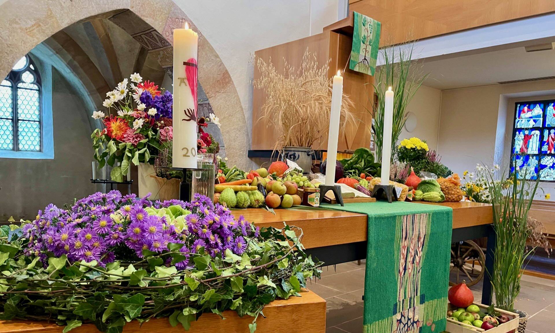 Quelle: Ev. Kirchengemeinde an Kaiserstuhl und Elz Erntedankaltar Teningen